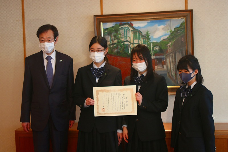 外来バッタChondracris roseaの研究が神戸市長より表彰していただきました